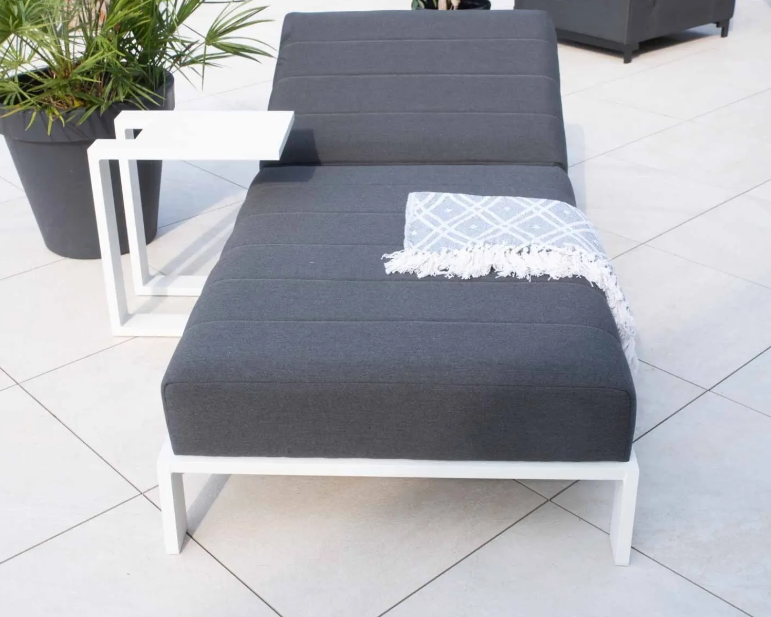 Meuble House Chaise longue haut de gamme matelassée gris foncé alu blanc "Terrasse" Hot