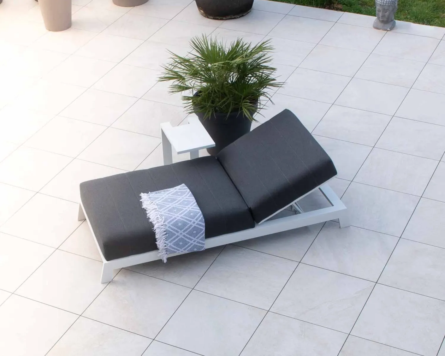 Meuble House Chaise longue haut de gamme matelassée gris foncé alu blanc "Terrasse" Hot