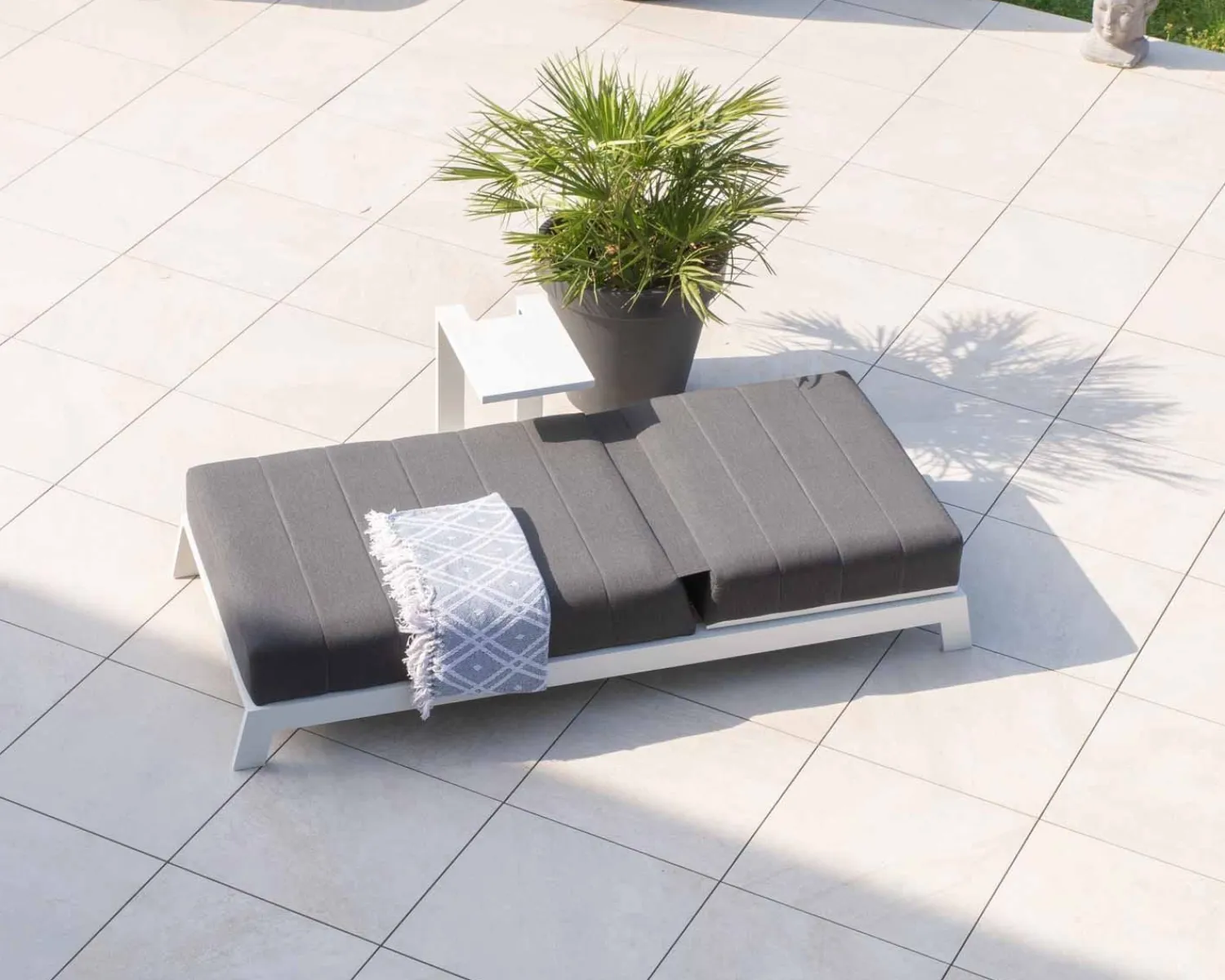 Meuble House Chaise longue haut de gamme matelassée gris foncé alu blanc "Terrasse" Hot