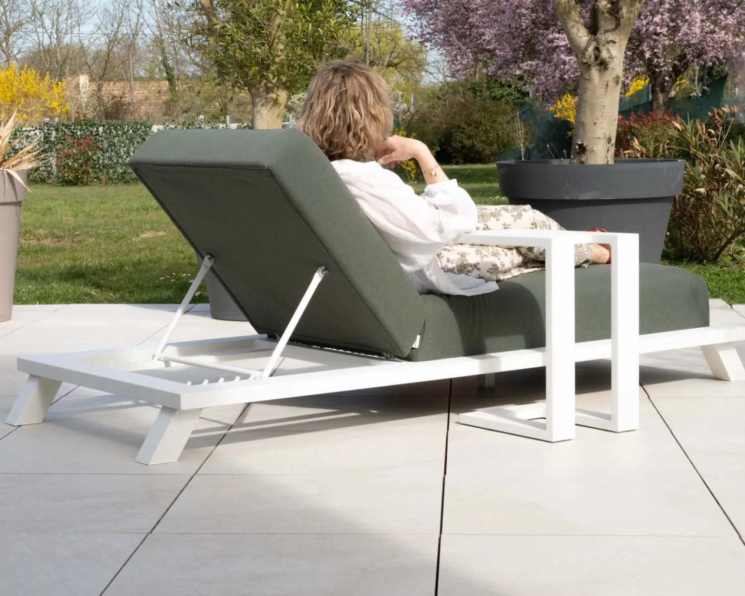 Meuble House Chaise longue ultra confort en tissu vert kaki et structure aluminium blanche "Nusa Pedina" Sale