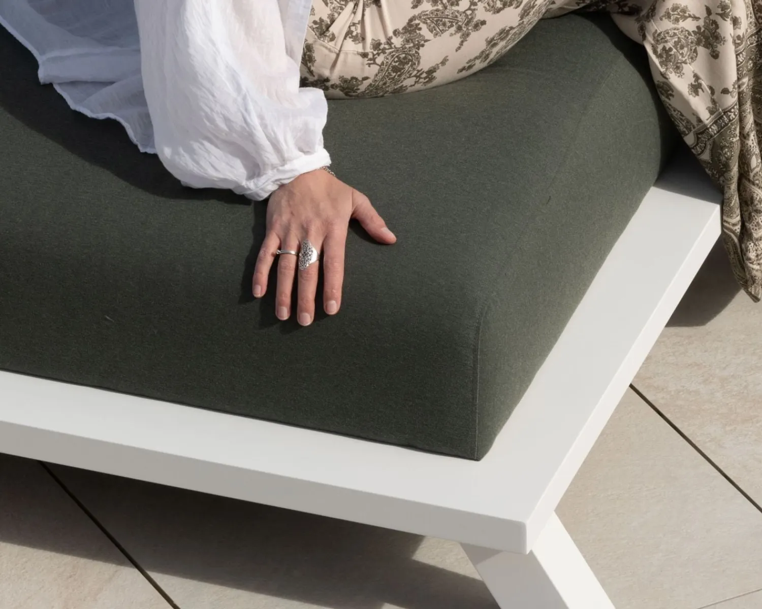 Meuble House Chaise longue ultra confort en tissu vert kaki et structure aluminium blanche "Nusa Pedina" Sale