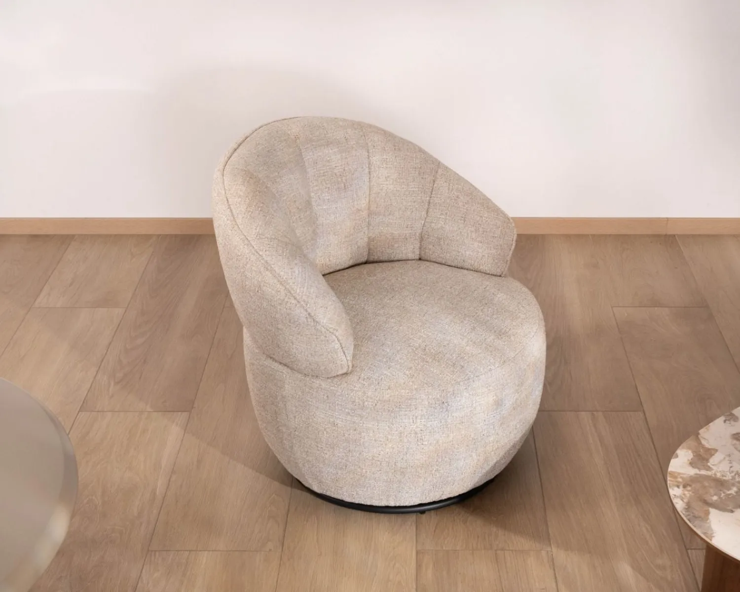 Meuble House Chauffeuse effet boule avec surpiqures en tissu bouclette beige tramé "Sweet Culture" esprit cocoon New