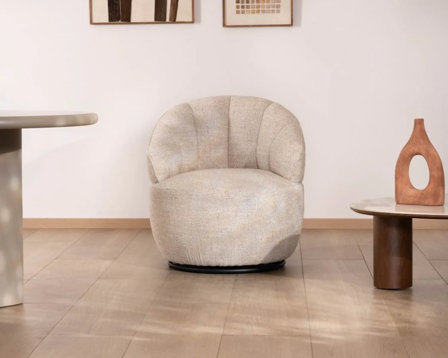 Meuble House Chauffeuse effet boule avec surpiqures en tissu bouclette beige tramé "Sweet Culture" esprit cocoon New