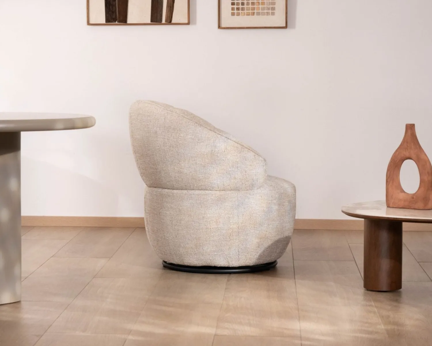 Meuble House Chauffeuse effet boule avec surpiqures en tissu bouclette beige tramé "Sweet Culture" esprit cocoon New