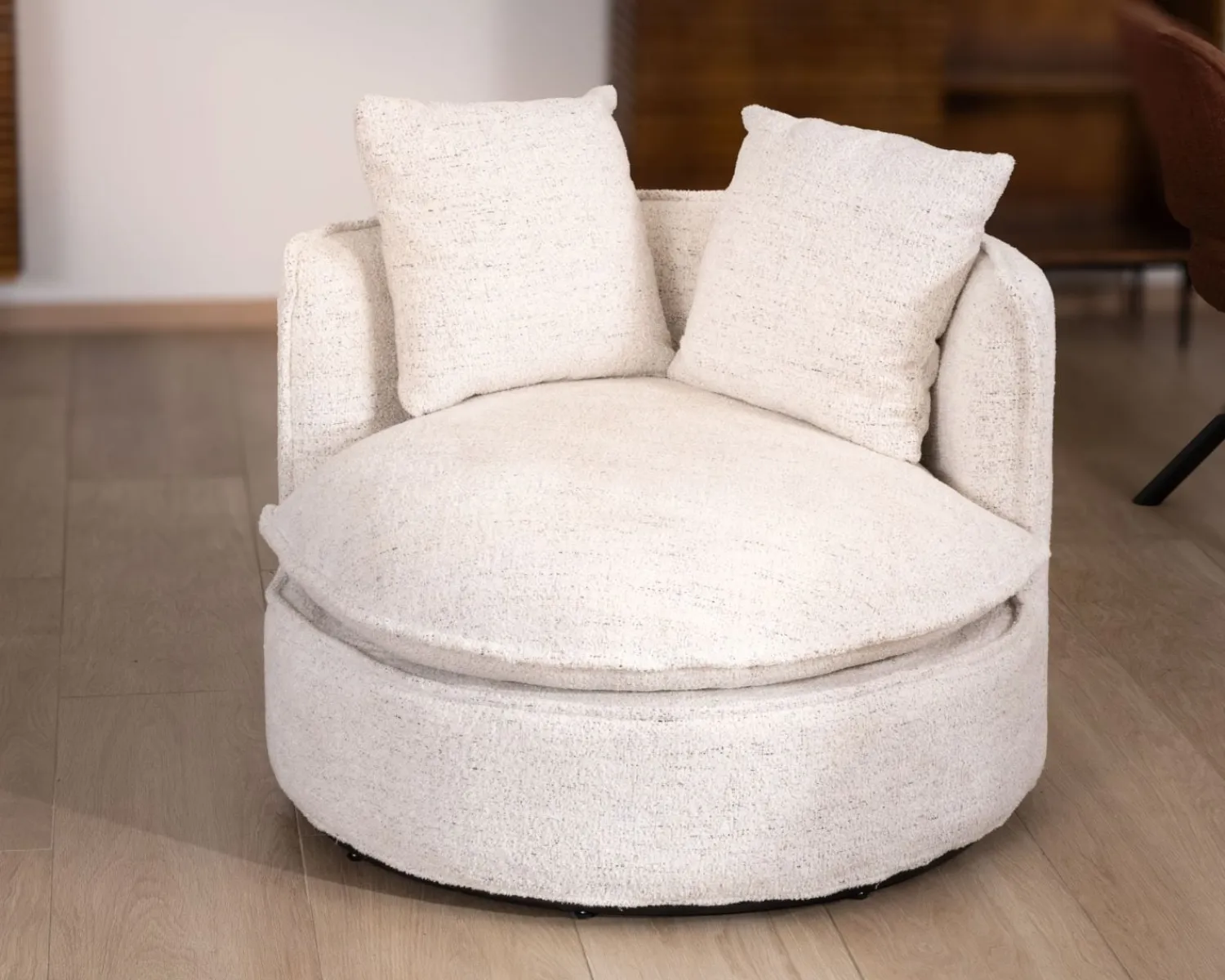 Meuble House Chauffeuse ronde pivotante 360° "CosyPop" en tissu bouclette blanc chiné Outlet