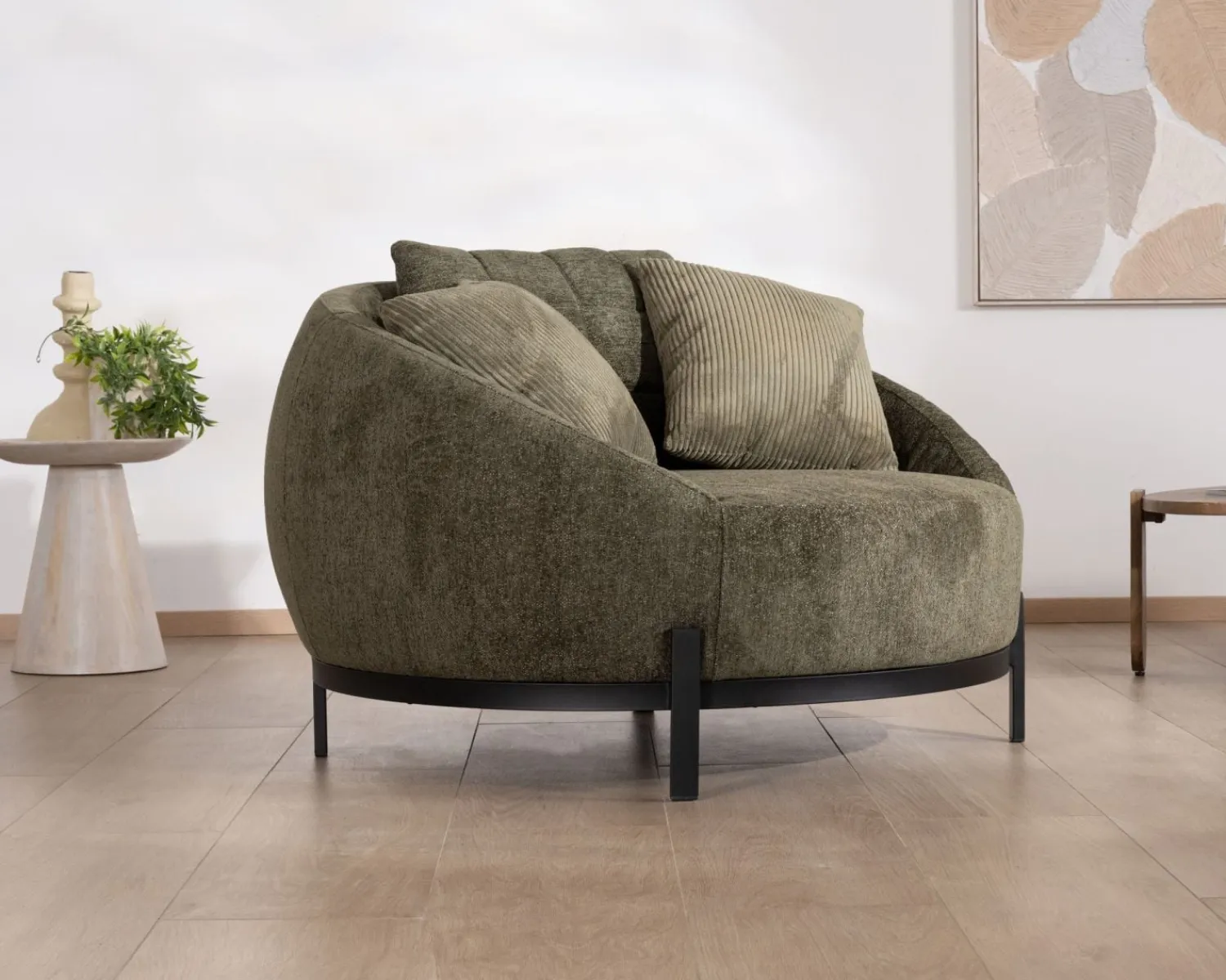 Meuble House Chauffeuse ronde XL ultra confort en tissu bouclette vert kaki "Sweet Culture" avec déclinaison de coussins New