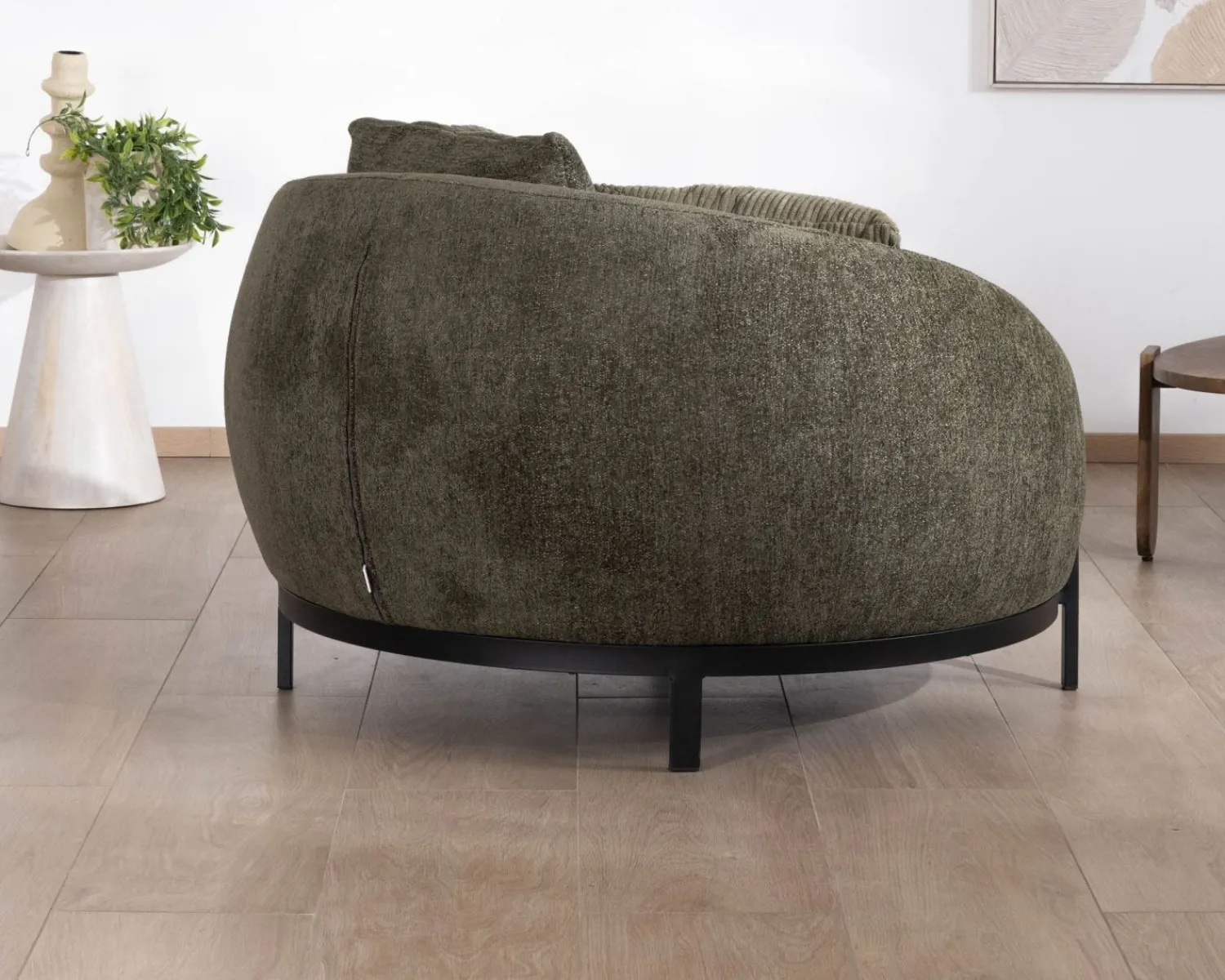 Meuble House Chauffeuse ronde XL ultra confort en tissu bouclette vert kaki "Sweet Culture" avec déclinaison de coussins New