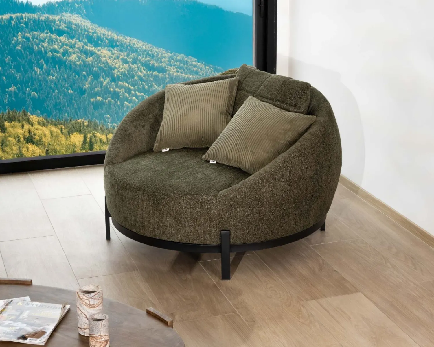 Meuble House Chauffeuse ronde XL ultra confort en tissu bouclette vert kaki "Sweet Culture" avec déclinaison de coussins New