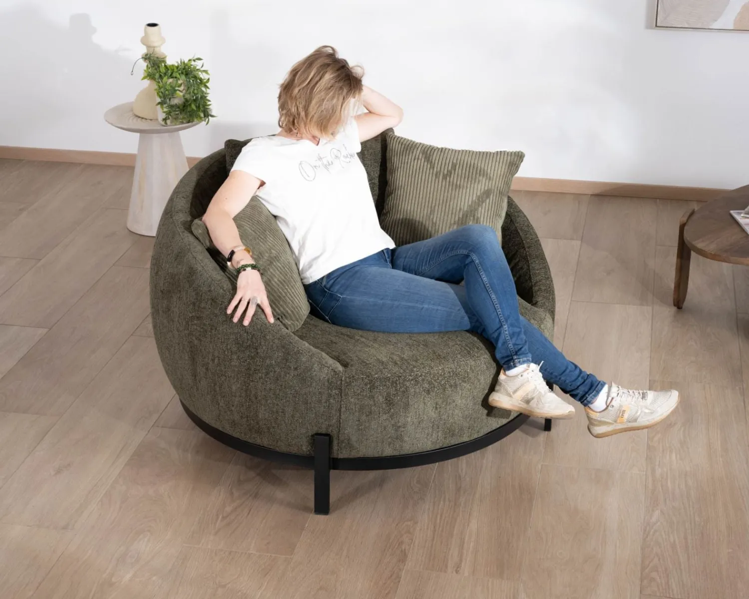 Meuble House Chauffeuse ronde XL ultra confort en tissu bouclette vert kaki "Sweet Culture" avec déclinaison de coussins New