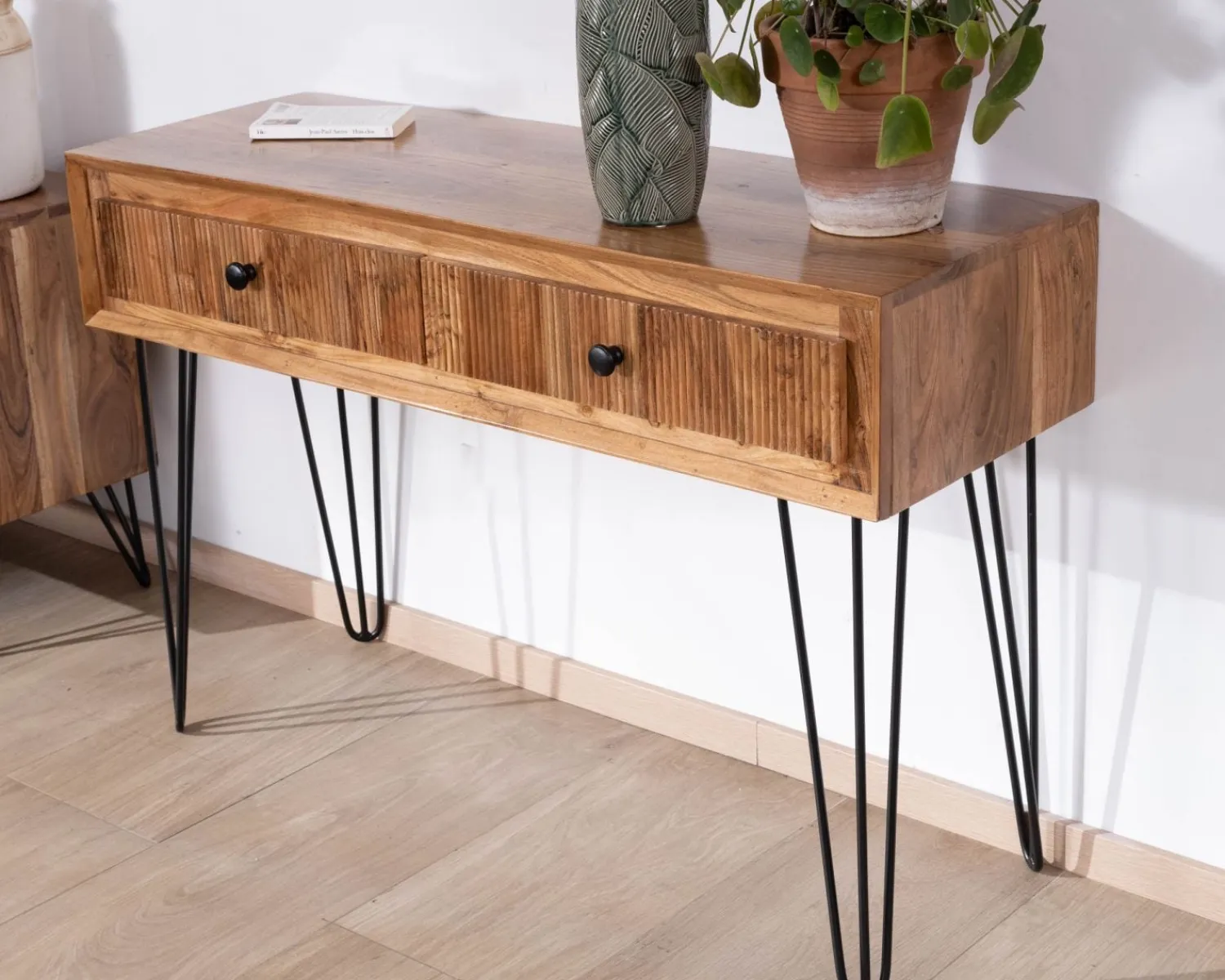 Meuble House Console vintage en acacia et pieds métal "Wendy" avec façades gaufrées Best