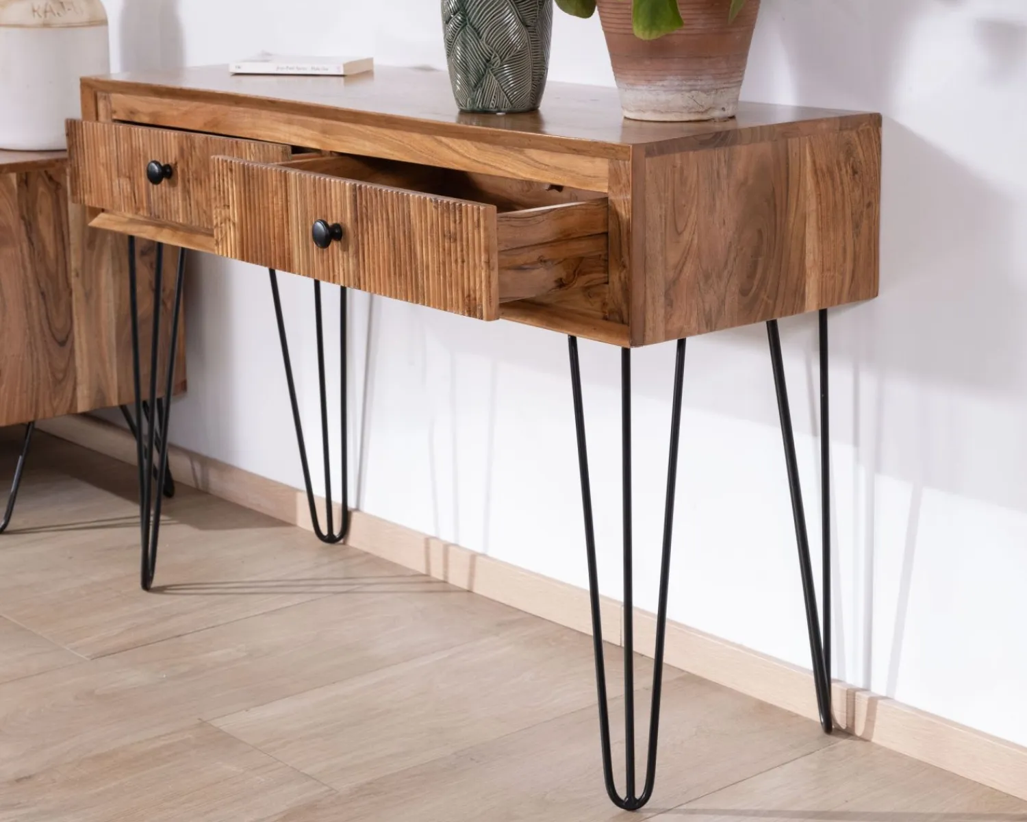Meuble House Console vintage en acacia et pieds métal "Wendy" avec façades gaufrées Best