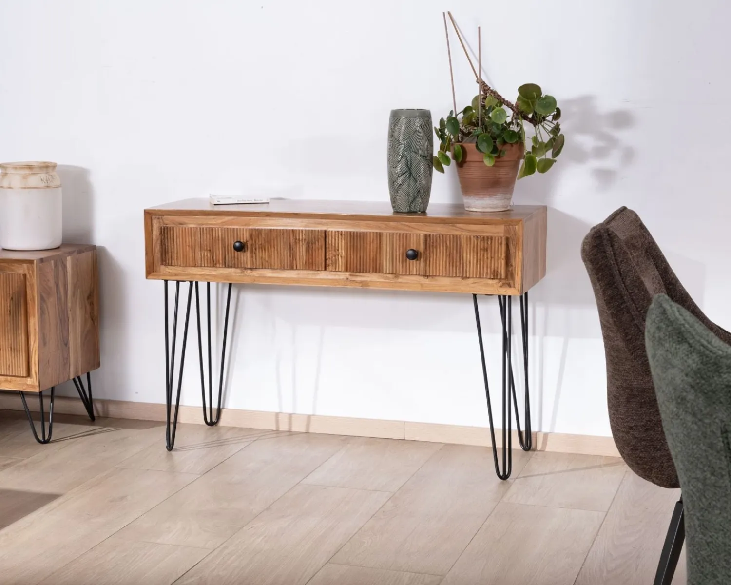 Meuble House Console vintage en acacia et pieds métal "Wendy" avec façades gaufrées Best