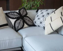 Meuble House Coussin brodé motif feuillage ultra graphique "Kavon" 45x45cm Outlet
