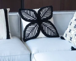 Meuble House Coussin brodé motif feuillage ultra graphique "Kavon" 45x45cm Outlet