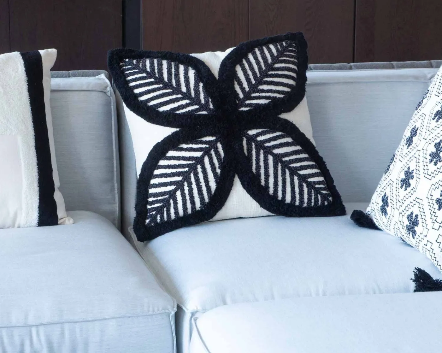 Meuble House Coussin brodé motif feuillage ultra graphique "Kavon" 45x45cm Outlet