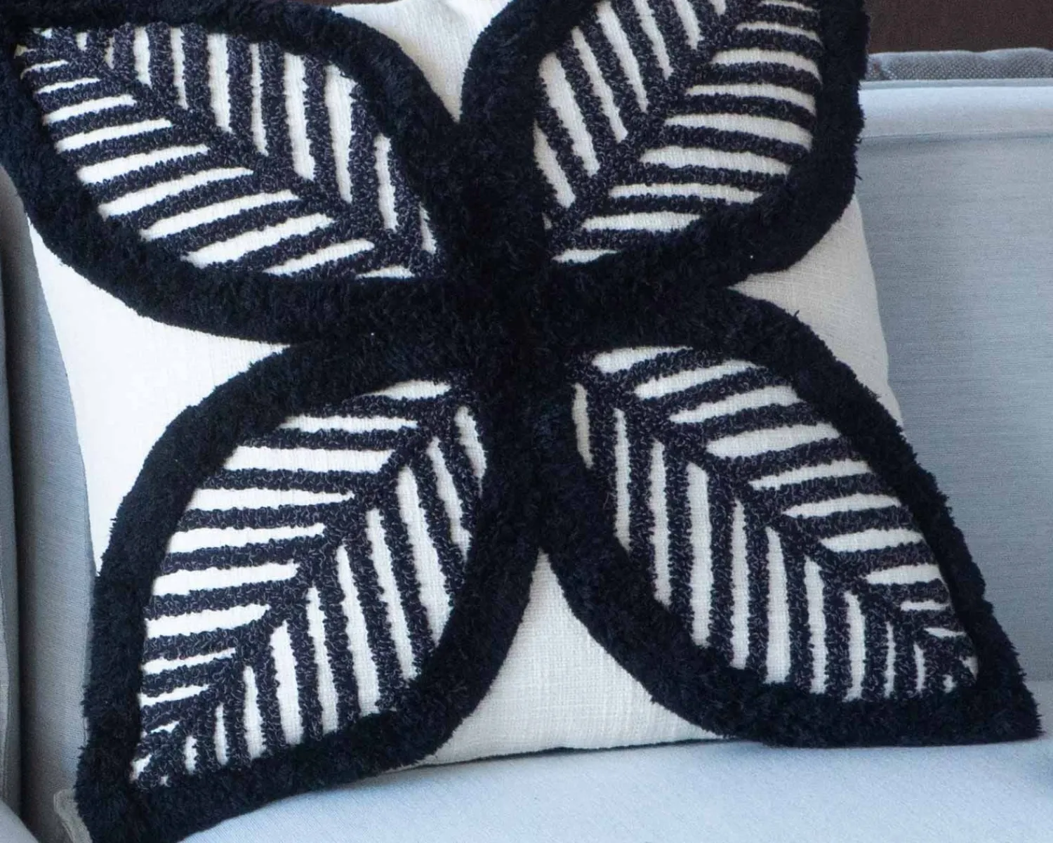 Meuble House Coussin brodé motif feuillage ultra graphique "Kavon" 45x45cm Outlet