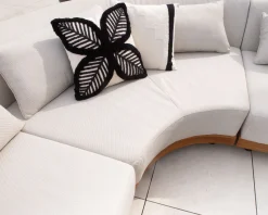 Meuble House Coussin brodé motif feuillage ultra graphique