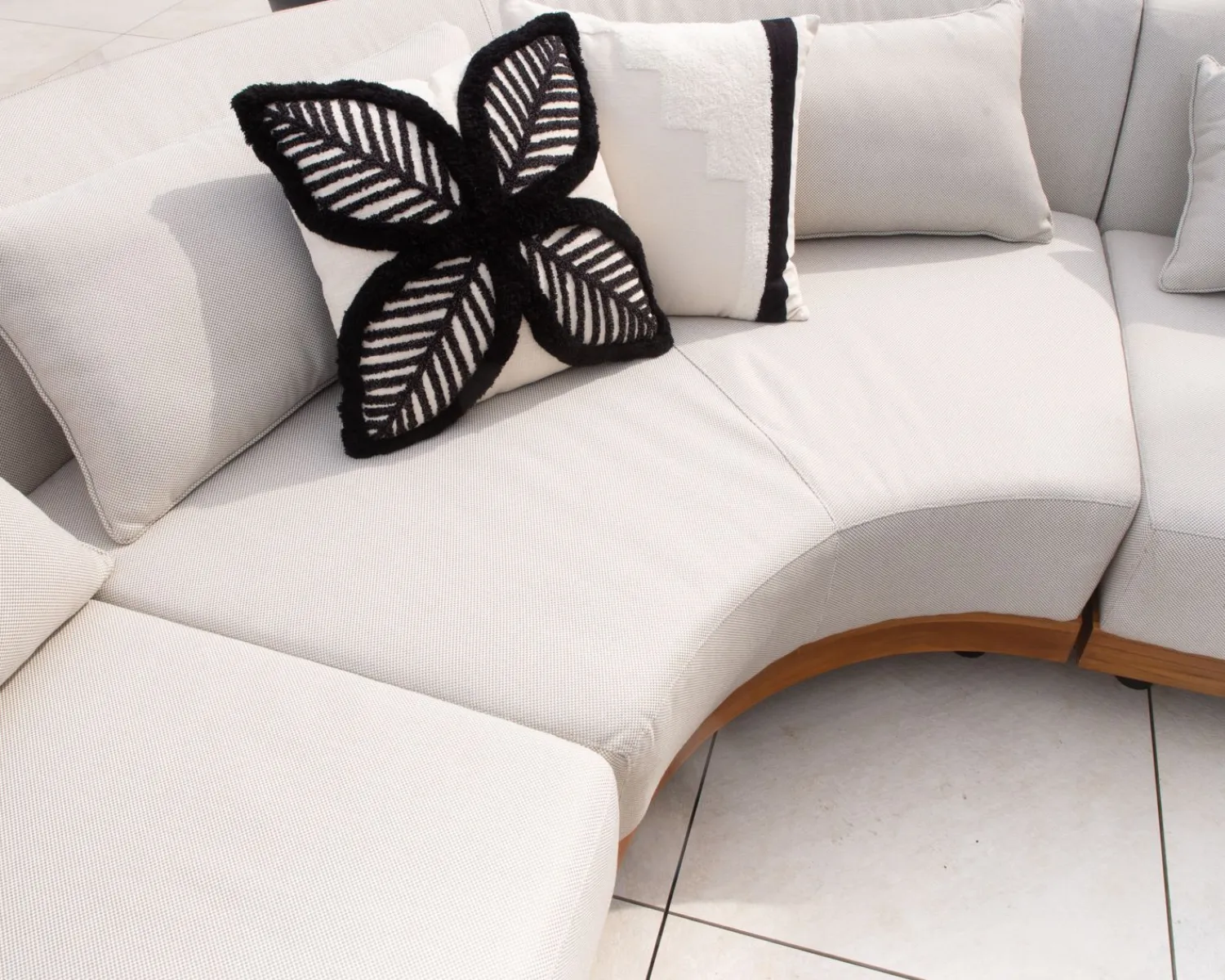 Meuble House Coussin brodé motif feuillage ultra graphique "Kavon" 45x45cm Outlet