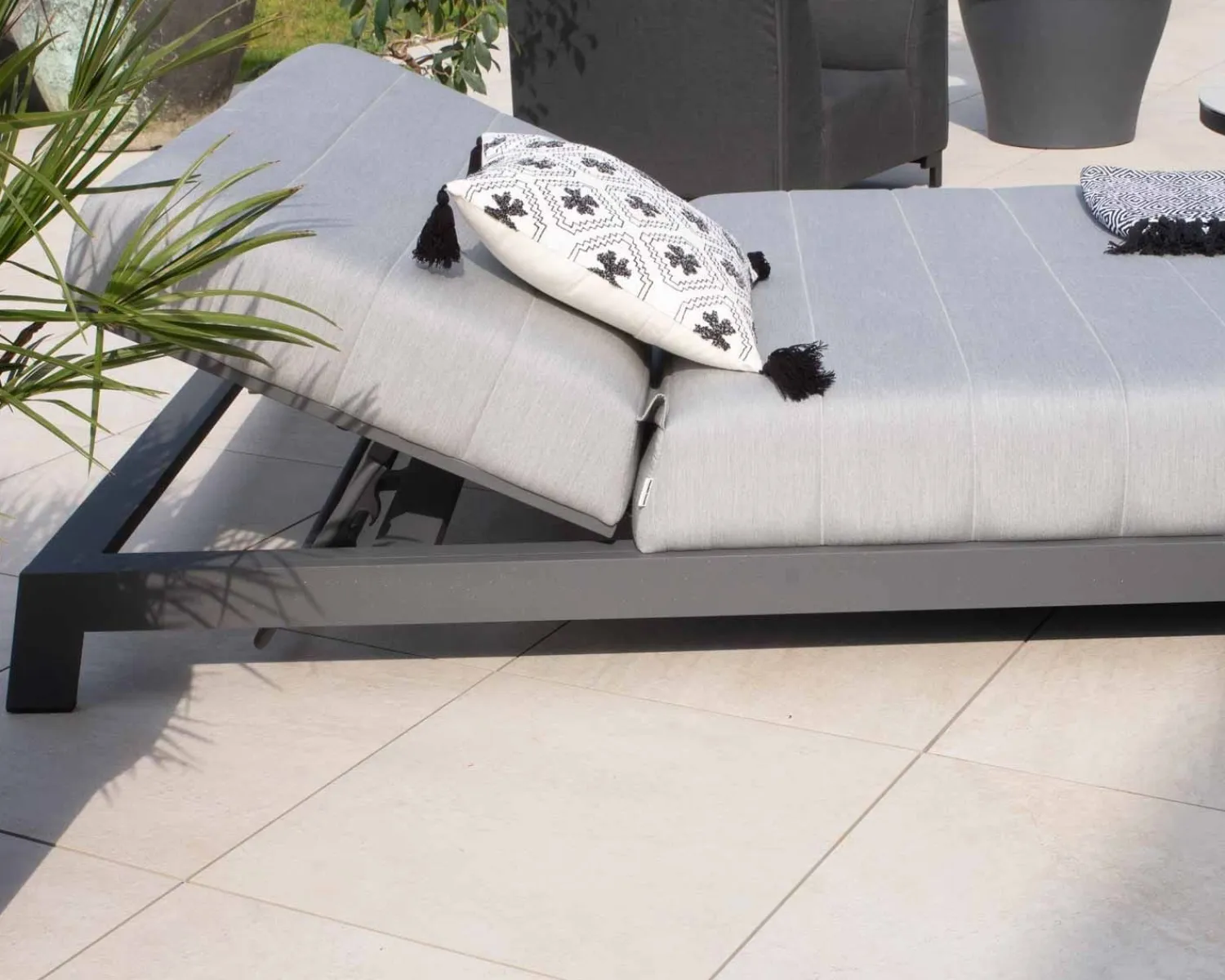 Meuble House Coussin décoratif en coton blanc avec motif brodés et pompons "Kavon" Online