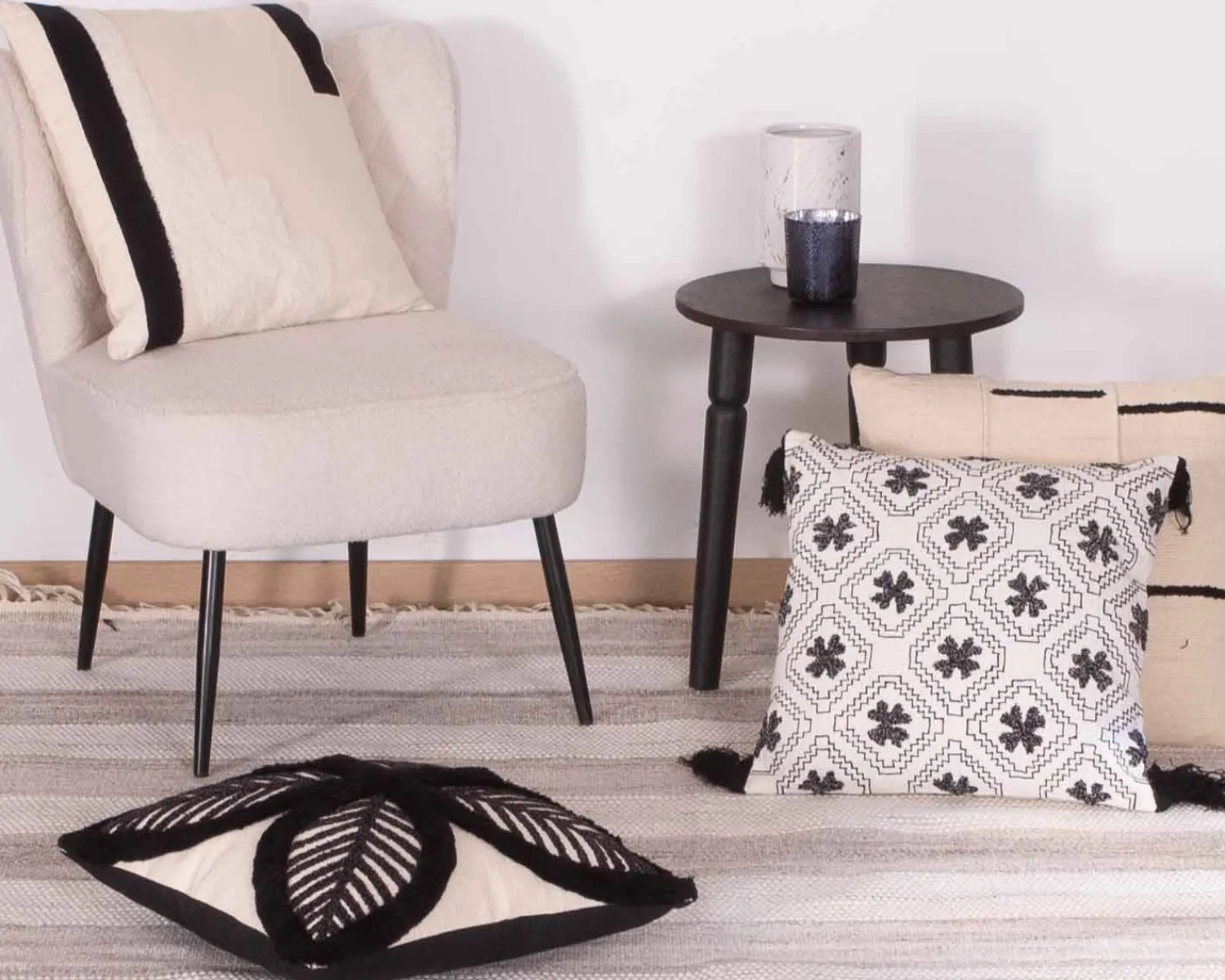 Meuble House Coussin décoratif en coton blanc avec motif brodés et pompons "Kavon" Online