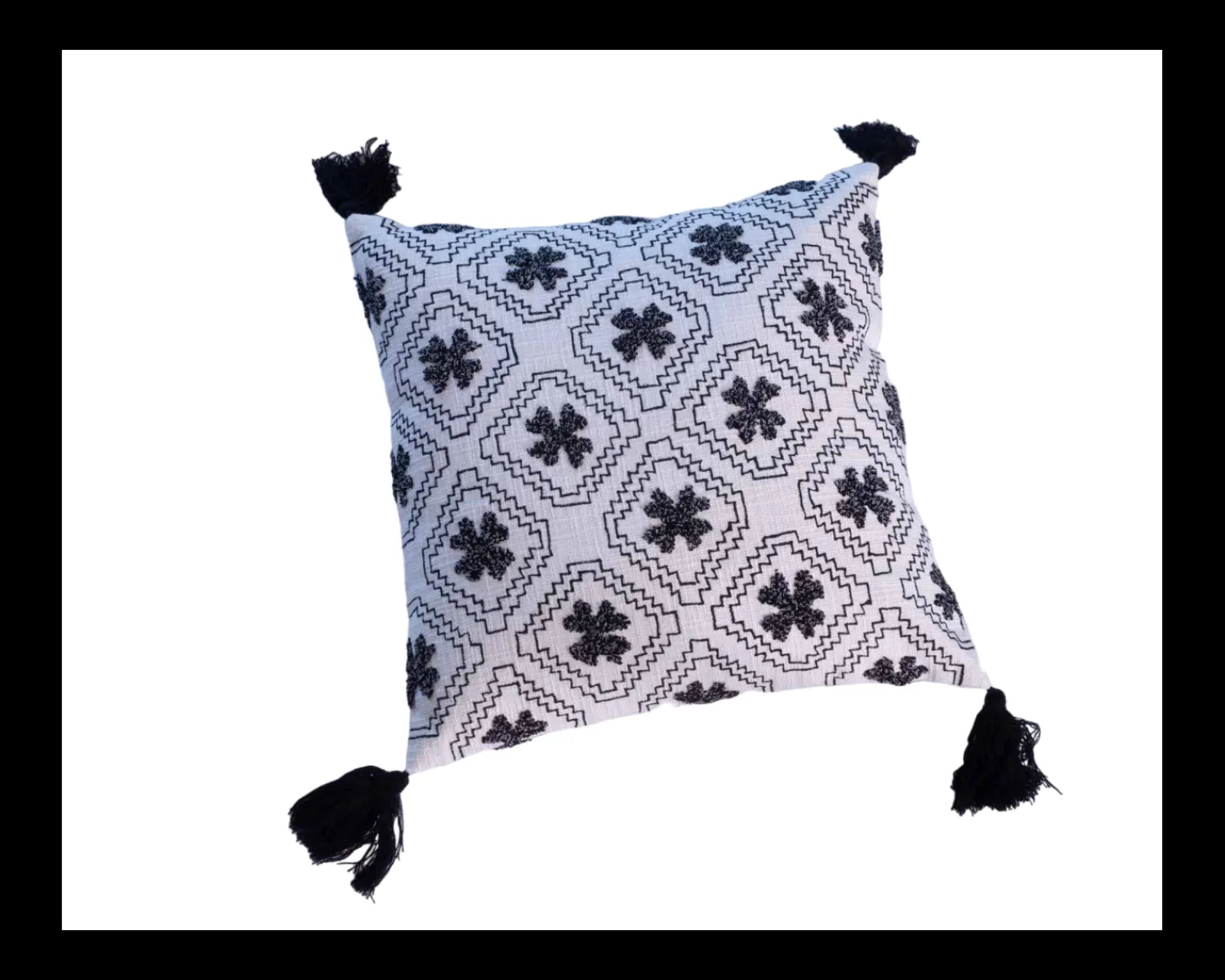 Meuble House Coussin décoratif en coton blanc avec motif brodés et pompons "Kavon" Online
