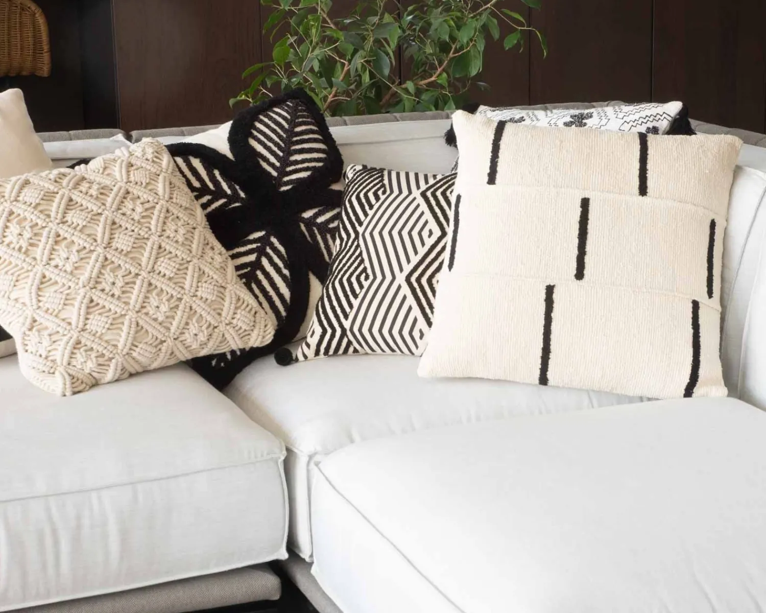 Meuble House Coussin de canapé blanc cassé et noir "Kavon" motif graphique Clearance