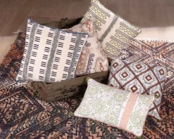 Meuble House Coussin en tissu motif floral vert rose 