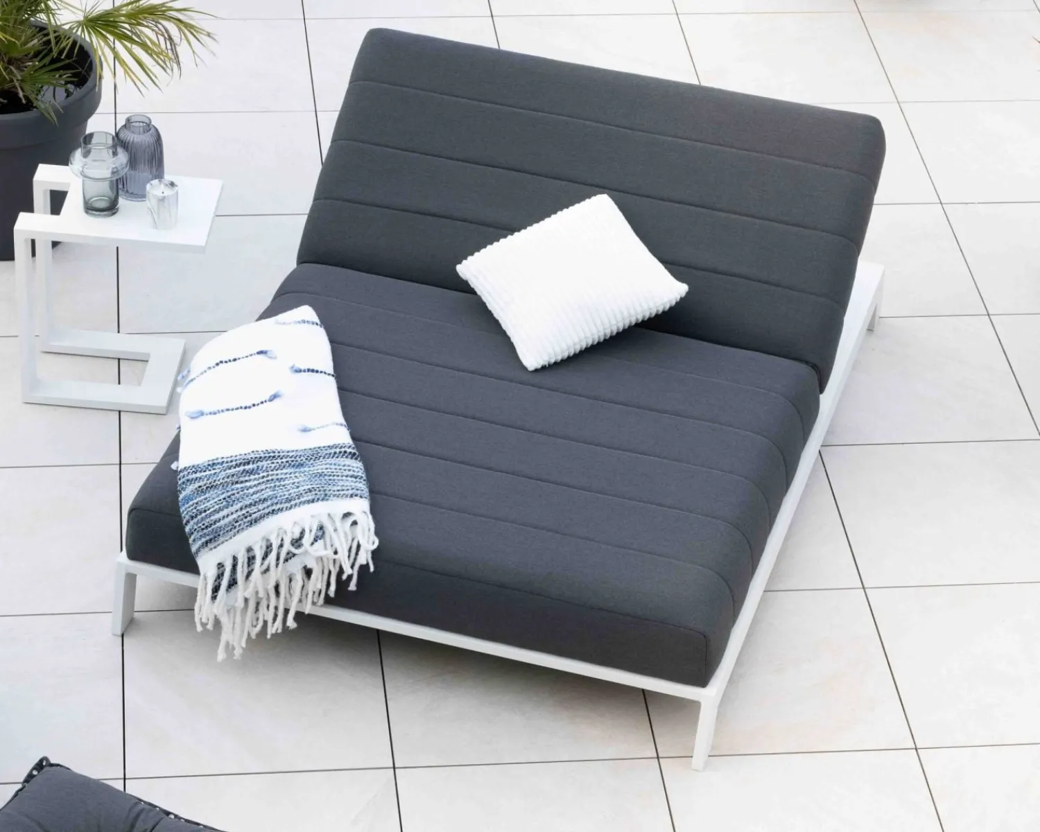 Meuble House Double bain de soleil matelassé gris foncé et blanc "Terrasse" New
