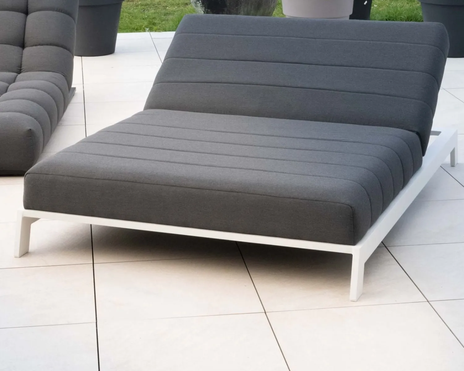 Meuble House Double bain de soleil matelassé gris foncé et blanc "Terrasse" New