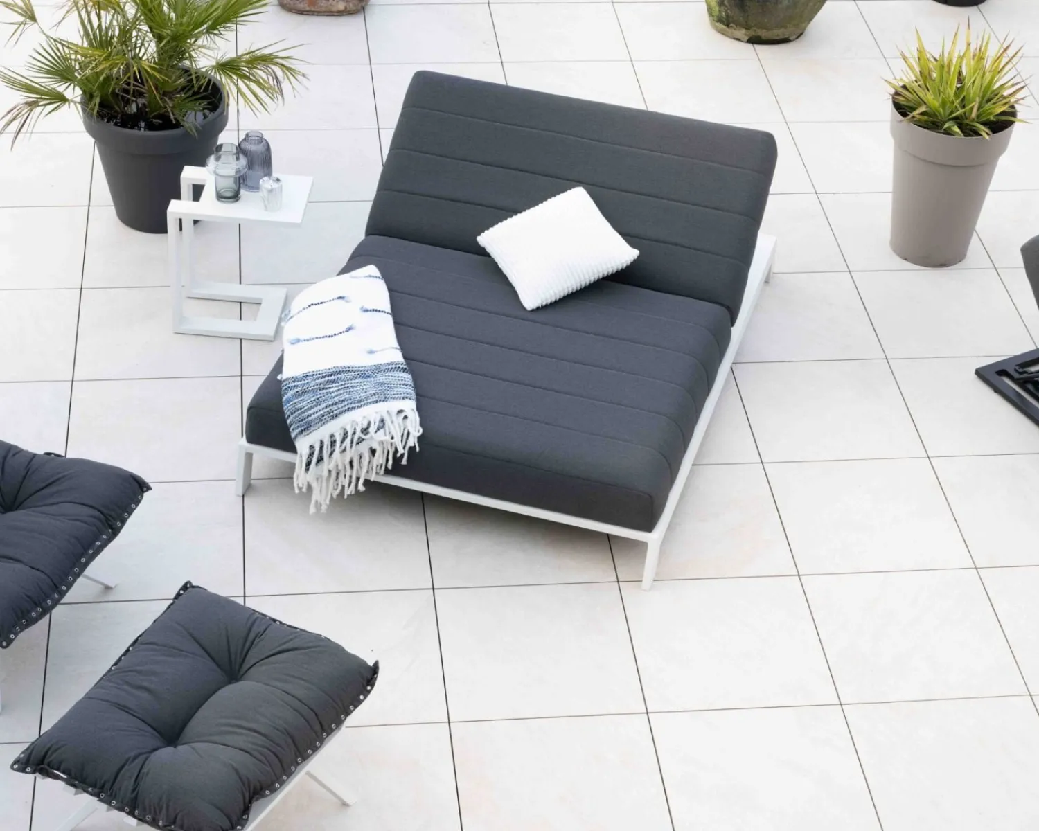 Meuble House Double bain de soleil matelassé gris foncé et blanc "Terrasse" New