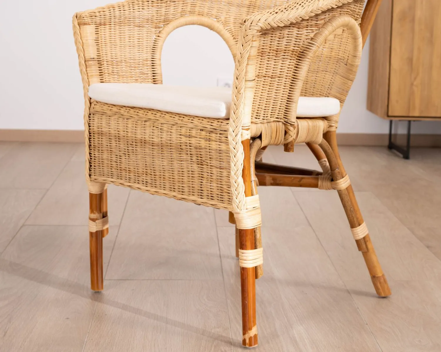 Meuble House Elégant petit fauteuil en rotin tressé avec assise tissu "Noho" New
