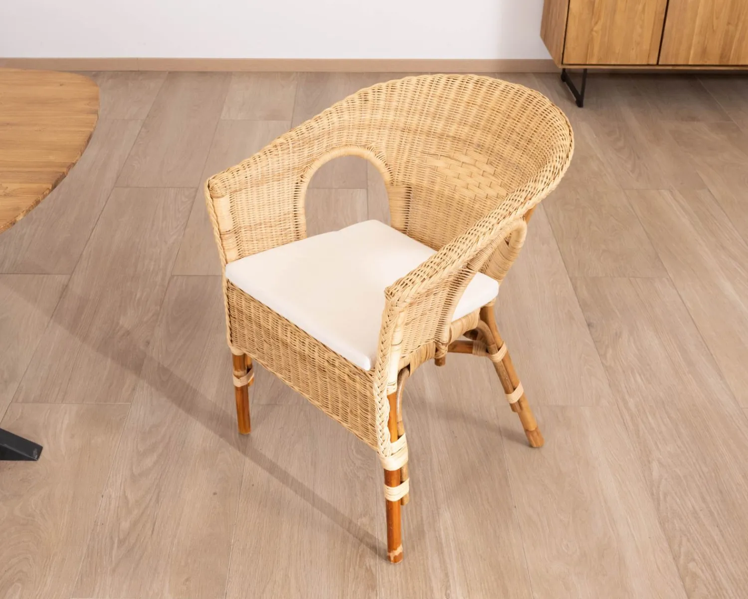 Meuble House Elégant petit fauteuil en rotin tressé avec assise tissu "Noho" New