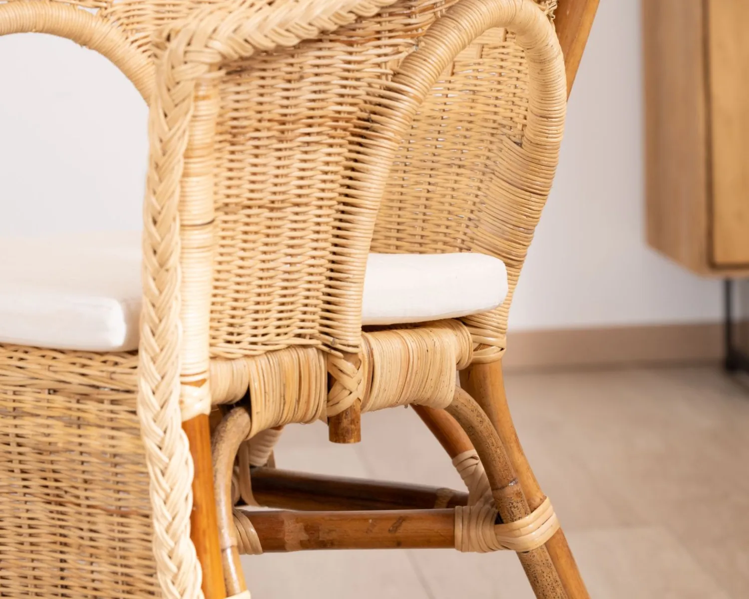 Meuble House Elégant petit fauteuil en rotin tressé avec assise tissu "Noho" New
