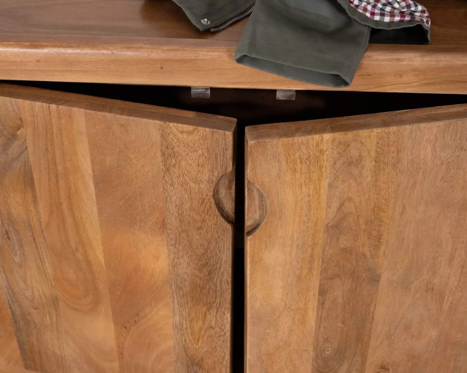 Meuble House Enfilade vintage 4 portes en manguier naturel "Odely" 180 cm style rétro chic Hot