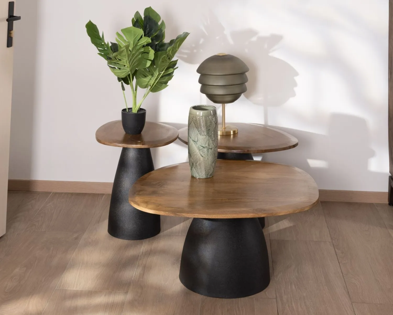 Meuble House Ensemble de 3 tables basses en bois et métal formes galets naturels "Daun" Sale