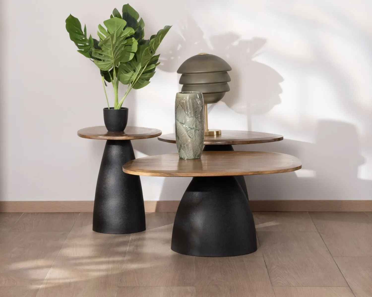 Meuble House Ensemble de 3 tables basses en bois et métal formes galets naturels "Daun" Sale
