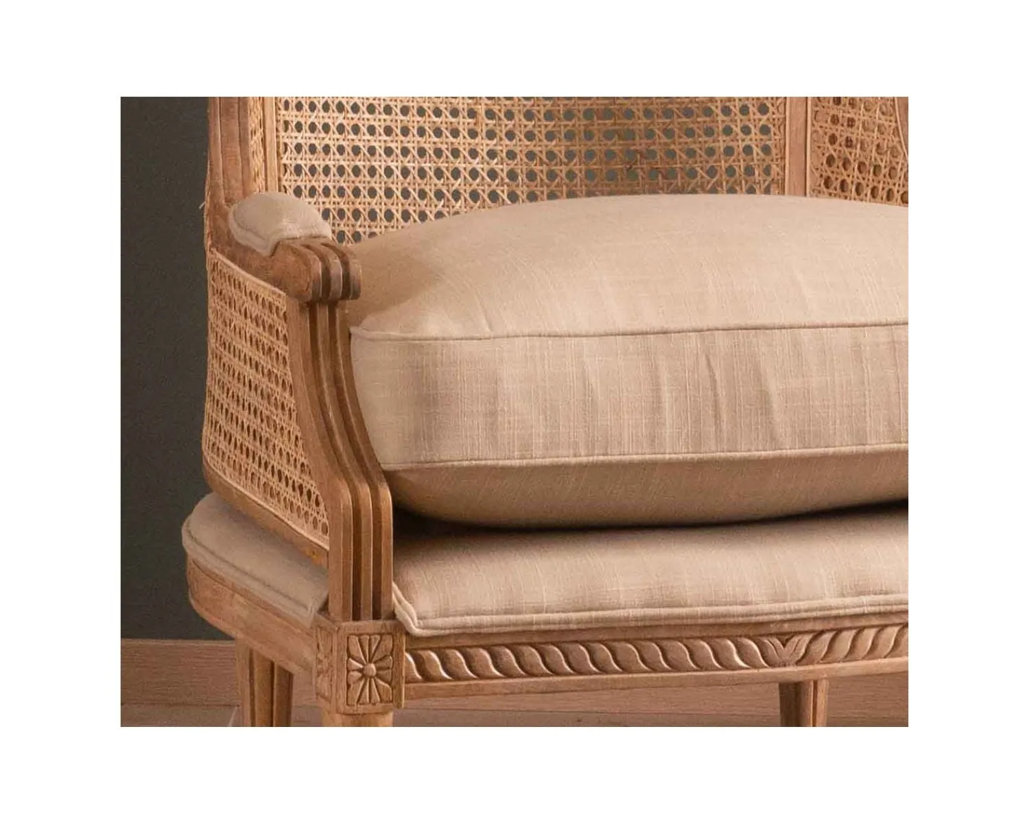 Meuble House Fauteuil cannage et bois sculpté esprit vintage chic "Legacy" Sale