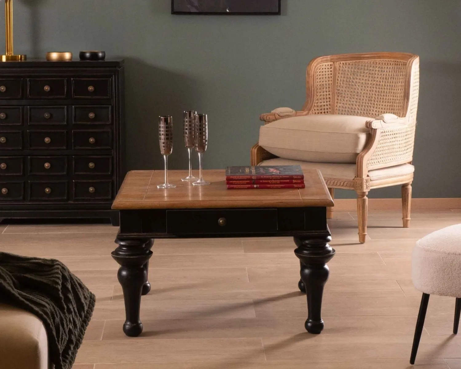 Meuble House Fauteuil cannage et bois sculpté esprit vintage chic "Legacy" Sale