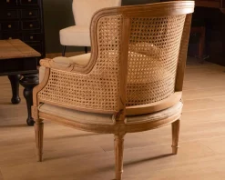 Meuble House Fauteuil cannage et bois sculpté esprit vintage chic