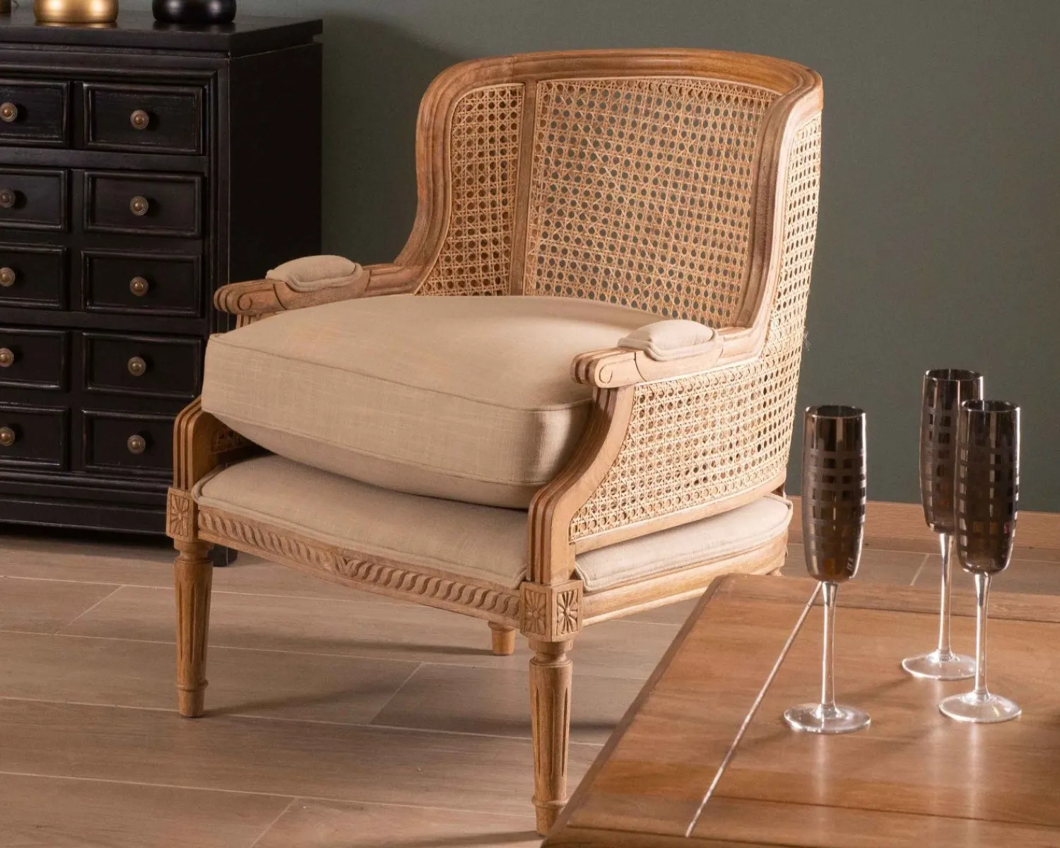 Meuble House Fauteuil cannage et bois sculpté esprit vintage chic "Legacy" Sale