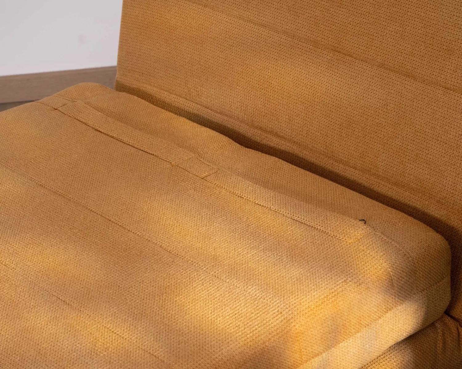 Meuble House Fauteuil cosy convertible "Folda" en tissu jaune moutarde