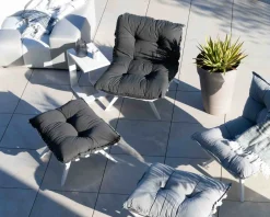 Meuble House Fauteuil de détente en tissu gris clair grand confort avec pouf 