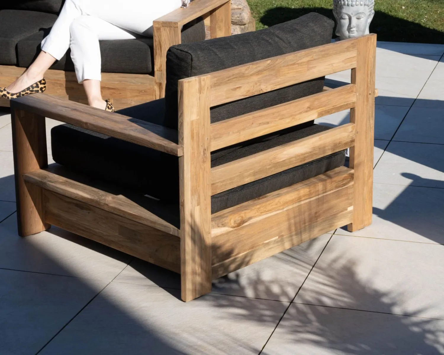 Meuble House Fauteuil de jardin haut de gamme "Zénith" en teck matelassé tissu gris foncé