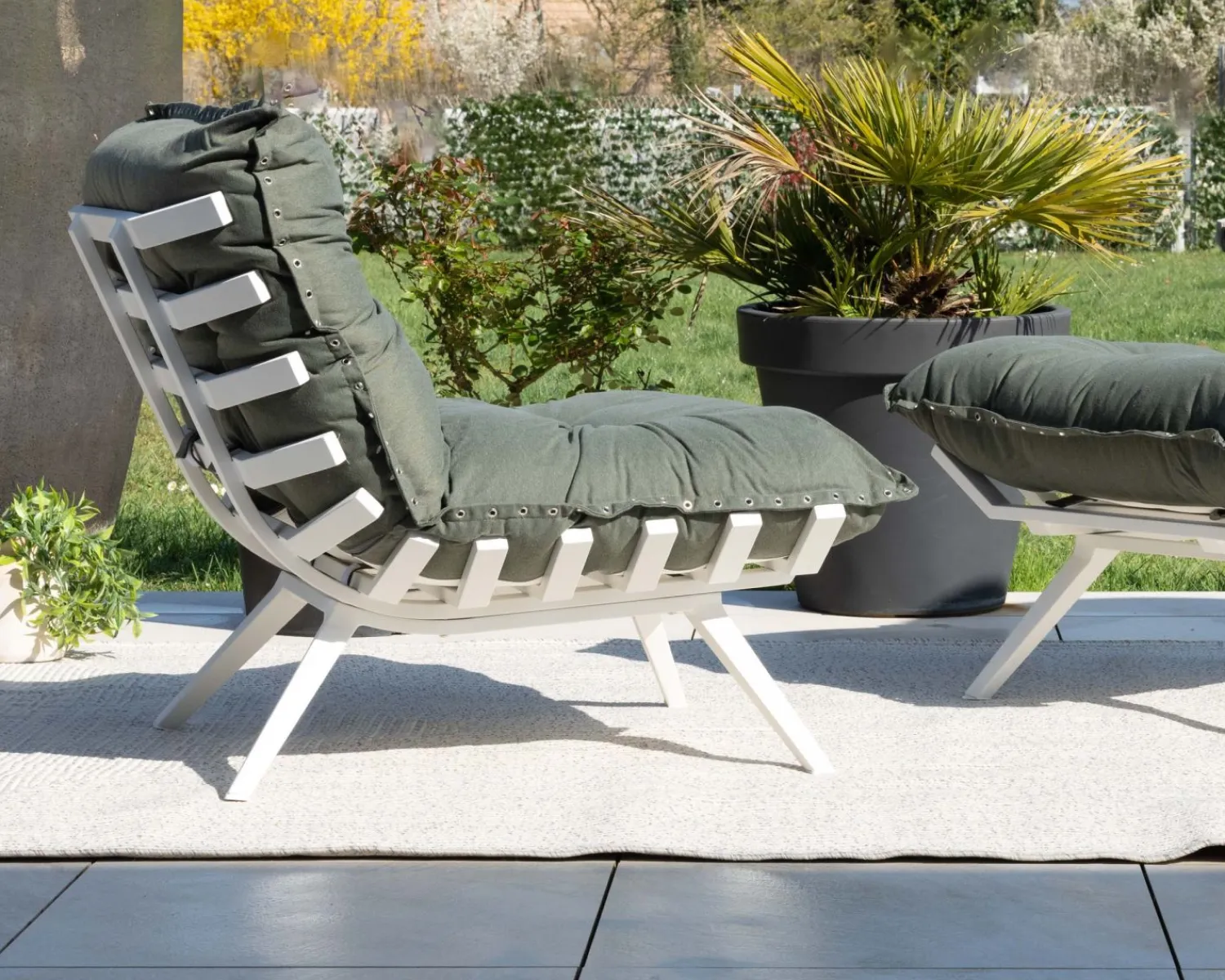 Meuble House Fauteuil de jardin ultra confort en tissu vert kaki avec repose pieds modulaire "Lisca" Best