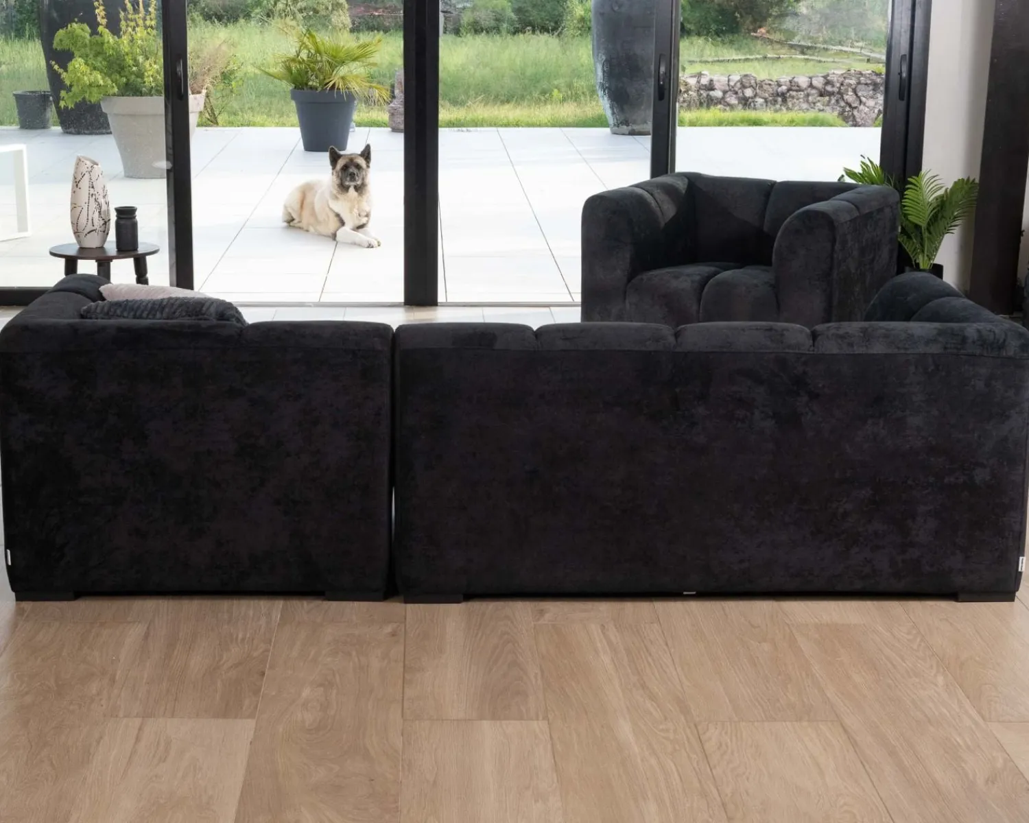 Meuble House Fauteuil design cubique en velours anthracite avec surpiqures "Enjoy Home" Outlet