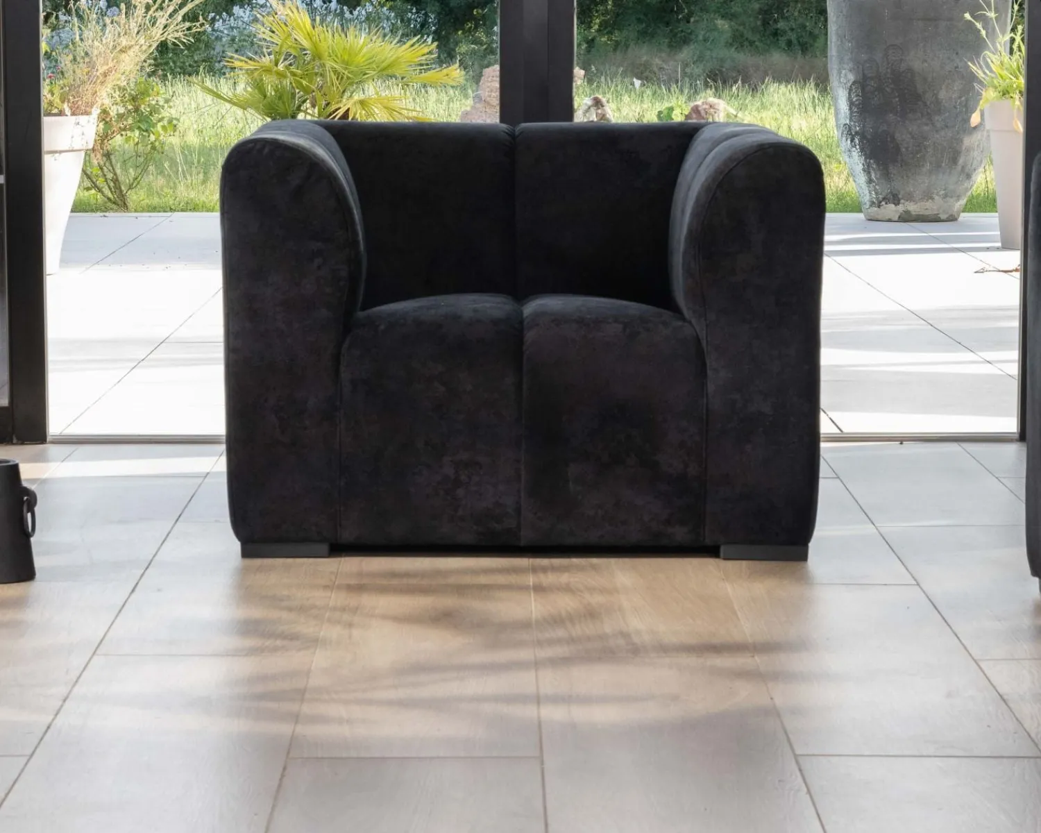 Meuble House Fauteuil design cubique en velours anthracite avec surpiqures "Enjoy Home" Outlet
