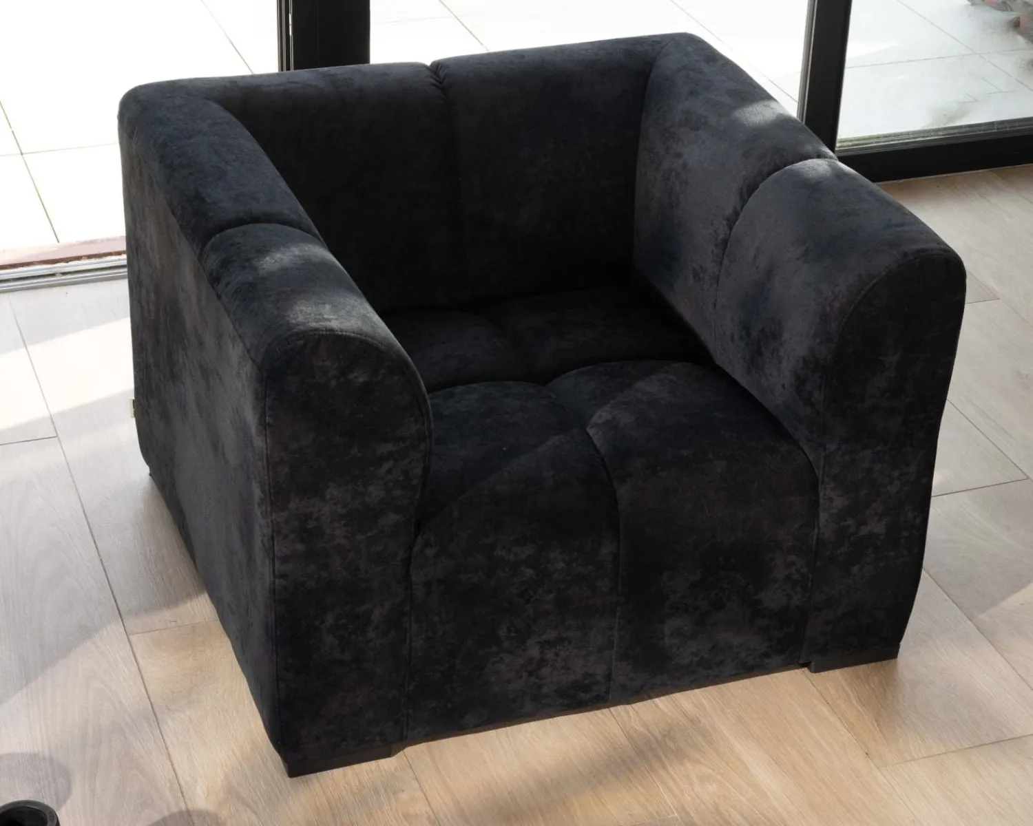 Meuble House Fauteuil design cubique en velours anthracite avec surpiqures "Enjoy Home" Outlet
