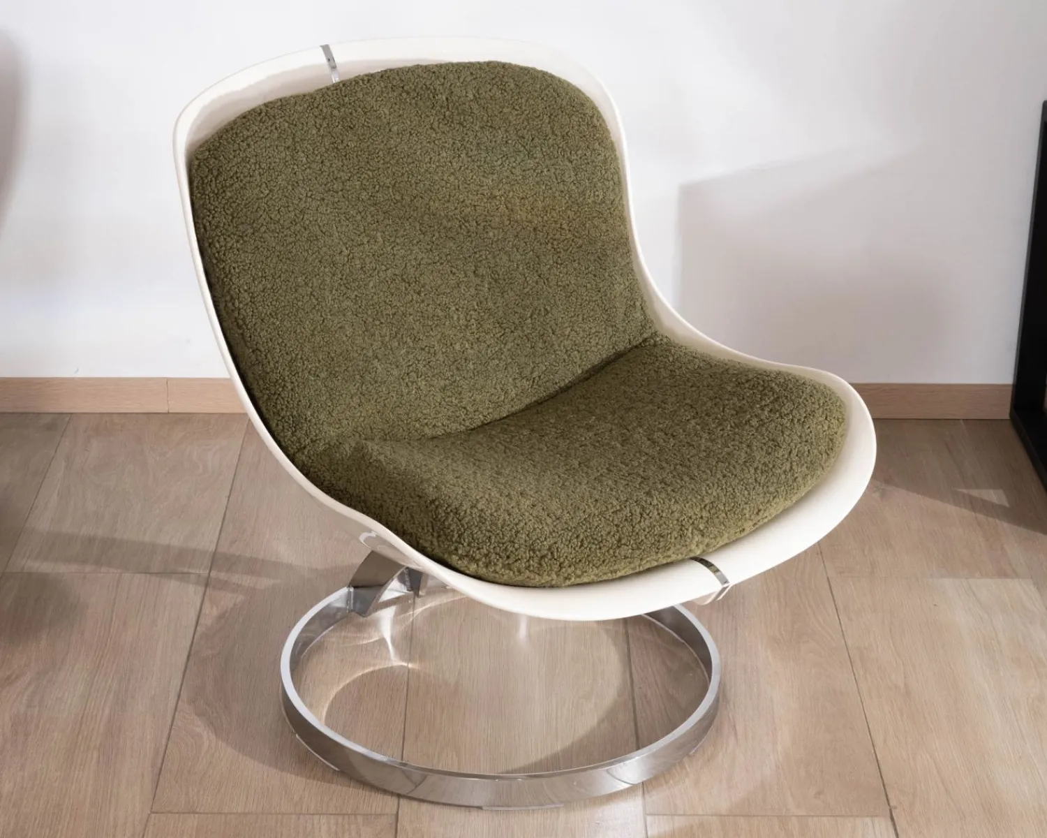 Meuble House Fauteuil design pop coque en plexiglass et tissu bouclette vert kaki "AstroPop" Outlet