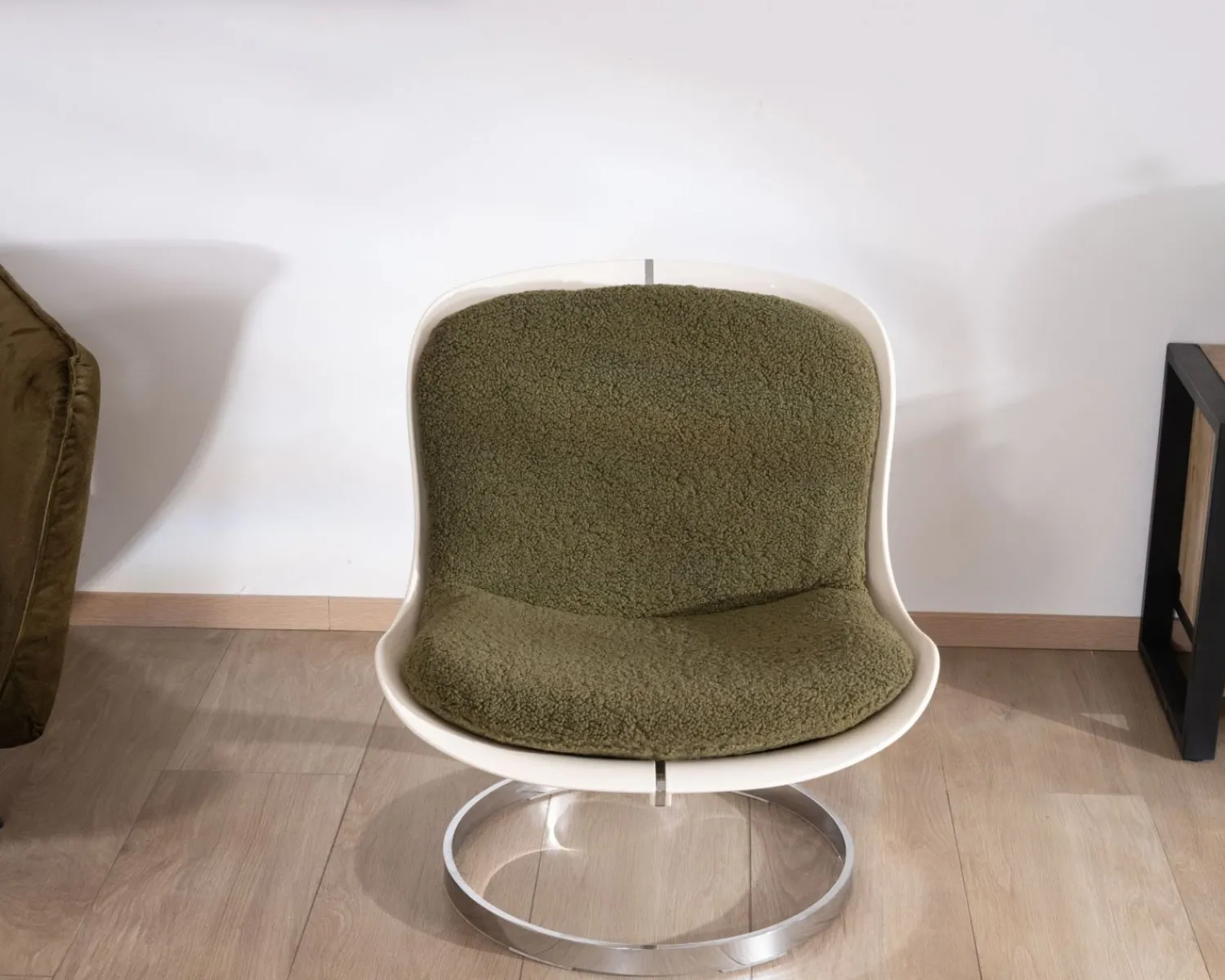 Meuble House Fauteuil design pop coque en plexiglass et tissu bouclette vert kaki "AstroPop" Outlet