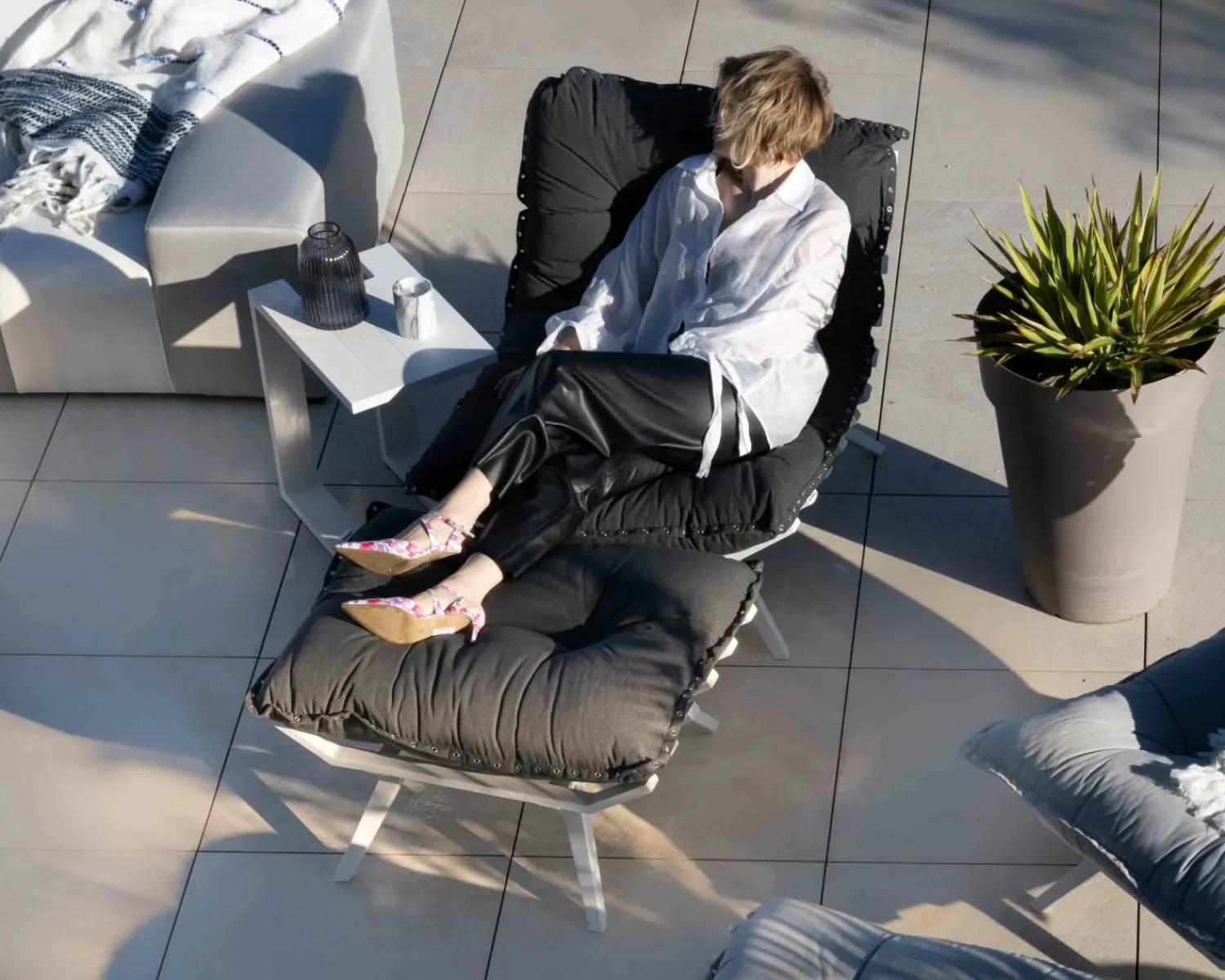 Meuble House Fauteuil d'extérieur grand confort avec repose-pieds modulaire gris foncé et blanc "Lisca" New